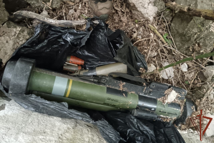 Спецназовцы Росгвардии совместно с военными контрразведчиками обнаружили иностранные гранатометы ВСУ в ДНР 
