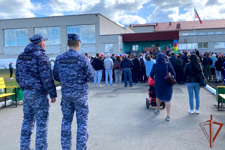 Росгвардия обеспечила безопасность мероприятий последнего звонка на Урале