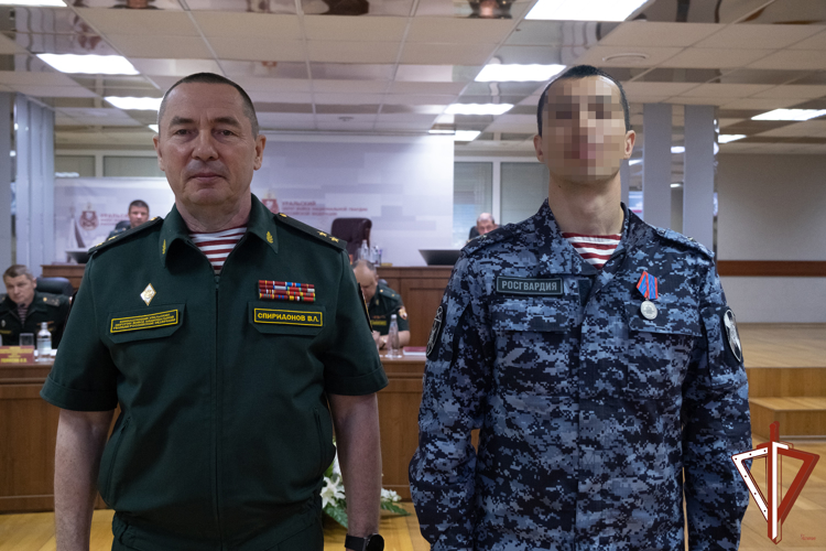 Военнослужащим и сотрудникам Уральского округа Росгвардии вручены государственные и ведомственные награды