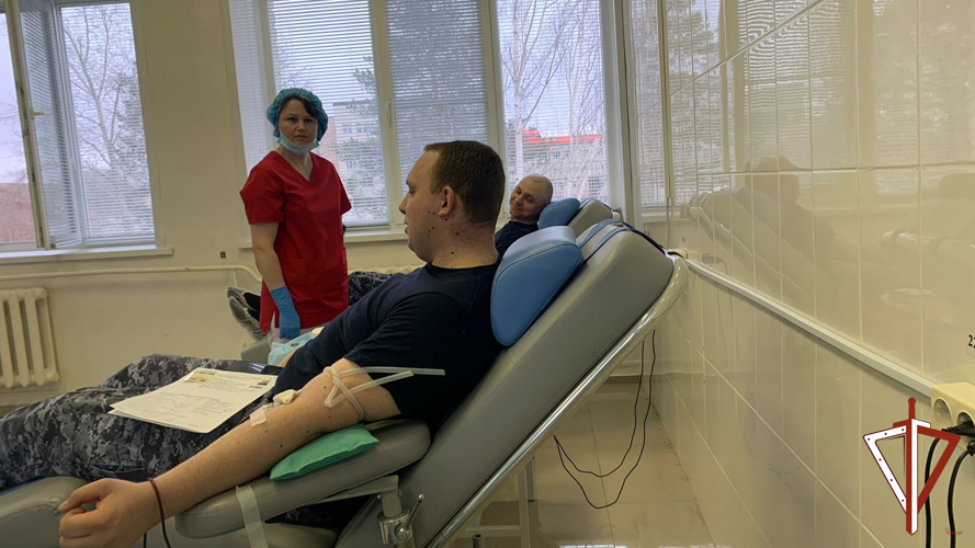 На Среднем Урале росгвардейцы приняли участие в акции, приуроченной к Всемирному дню донора крови