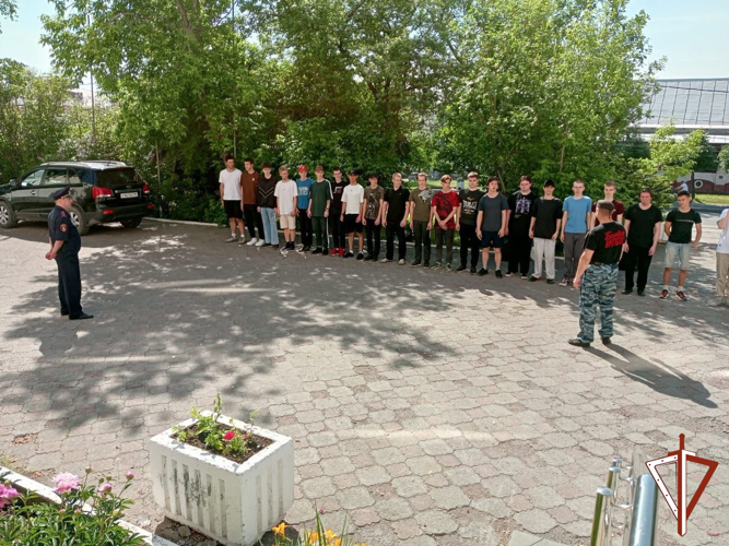 Росгвардейцы на Среднем Урале проводят занятия с молодежью в рамках акции «День призывника»