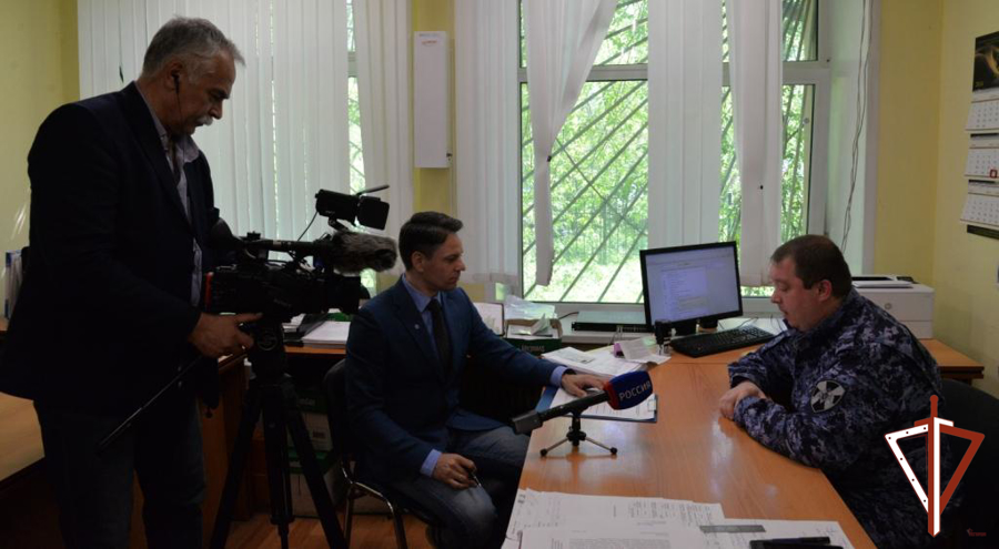 В Екатеринбурге представитель Росгвардии напомнил телезрителям о неукоснительном соблюдении закона в сфере владения гражданским оружием (ВИДЕО)