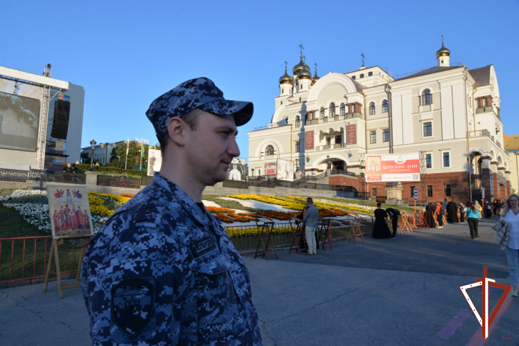 В Екатеринбурге росгвардейцы обеспечили безопасность во время шествия Царского крестного хода