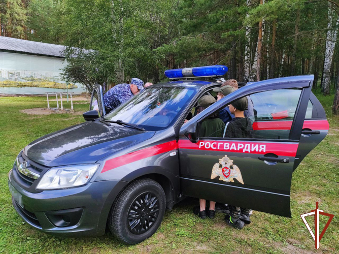 Росгвардейцы на Среднем Урале приняли участие в работе лагеря для детей и подростков «Академия мужества»