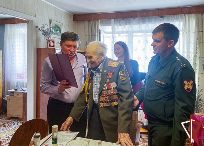 Военнослужащие Уральского округа Росвардии поздравили с 99-летием фронтовика Николая Пермякова