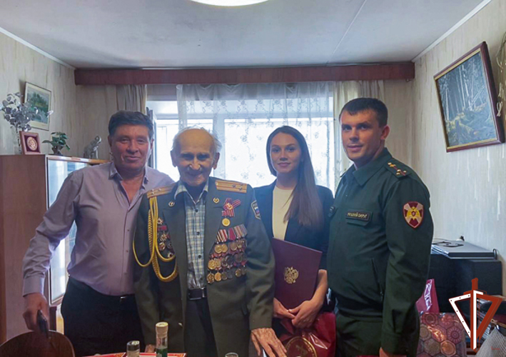 Военнослужащие Уральского округа Росвардии поздравили с 99-летием фронтовика Николая Пермякова