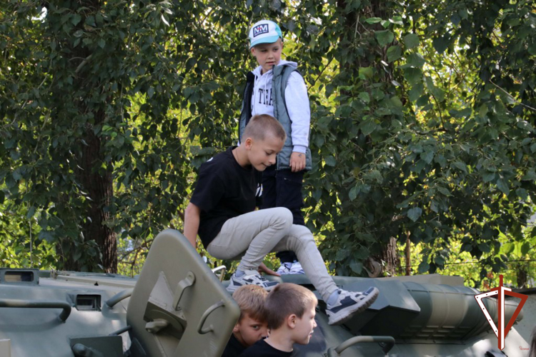 Сотрудники ОМОН Росгвардии провели экскурсию для первоклассников Екатеринбурга