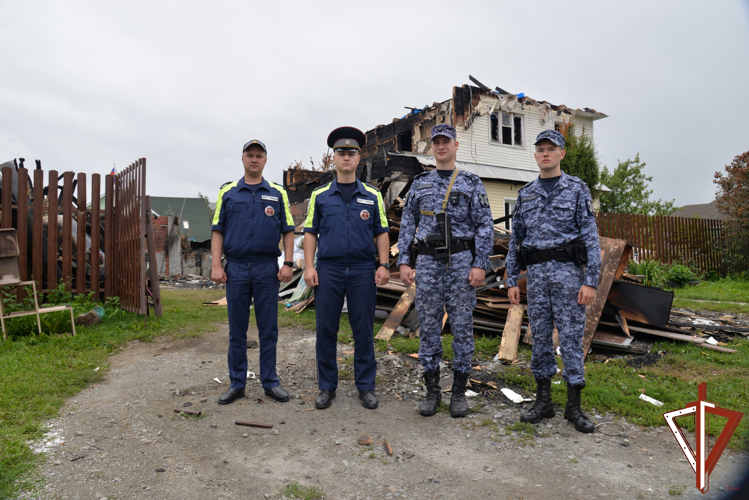 На Среднем Урале росгвардейцы спасли из горящего дома семь человек (ВИДЕО)
