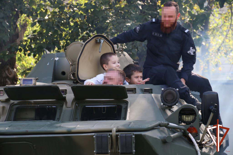 Сотрудники ОМОН Росгвардии провели экскурсию для первоклассников Екатеринбурга