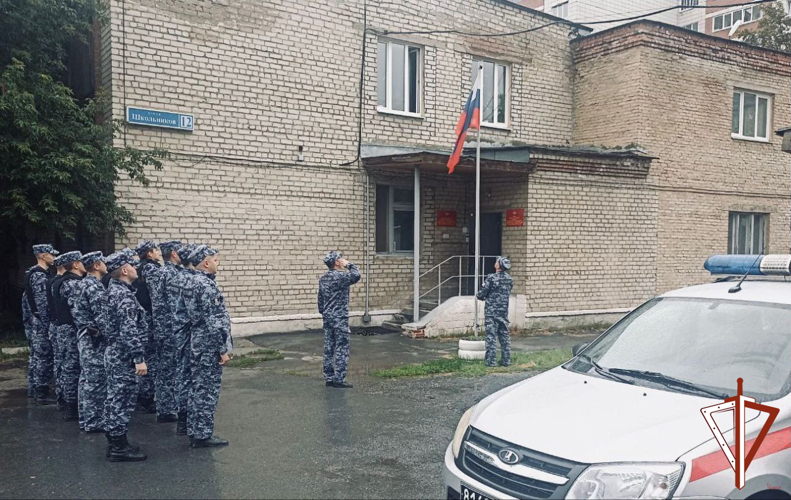 В Свердловской области росгвардейцы приняли участие в патриотических мероприятиях, приуроченных к празднованию Дня Российского флага
