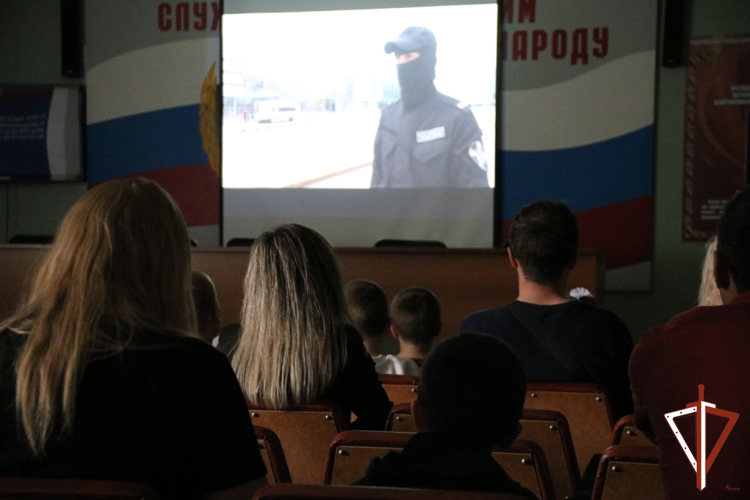 Сотрудники ОМОН Росгвардии провели экскурсию для первоклассников Екатеринбурга