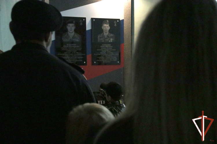Сотрудники ОМОН Росгвардии провели экскурсию для первоклассников Екатеринбурга