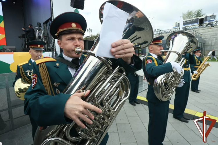Музыканты Росгвардии поздравили жителей Екатеринбурга с 301-й годовщиной города