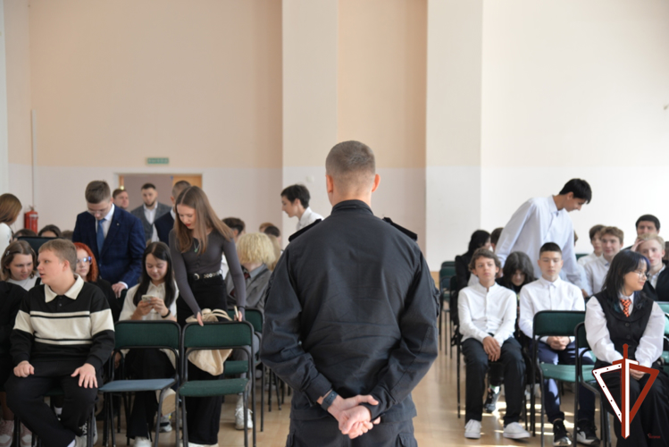 В Екатеринбурге росгвардеец в День знаний провел для школьников открытый урок