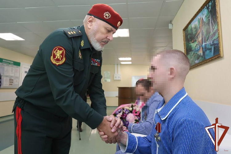 Заместитель директора Росгвардии генерал-полковник Алексей Воробьев вручил государственные награды росгвардейцам в Главном госпитале ведомства