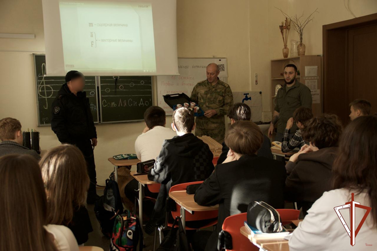Кинологи ведомства на Среднем Урале рассказали школьникам о своей профессии