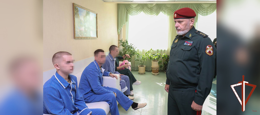 Заместитель директора Росгвардии генерал-полковник Алексей Воробьев вручил государственные награды росгвардейцам в Главном госпитале ведомства