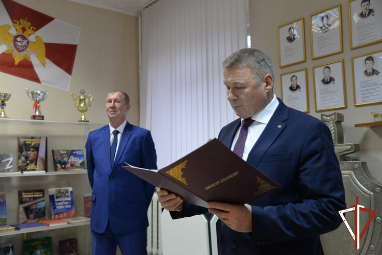 Представители Правительства Свердловской области поздравили сотрудников вневедомственной охраны Росгвардии с профессиональным праздником