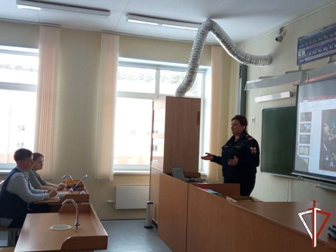 Росгвардейцы на Среднем Урале продолжают проводить профориентационные мероприятия со старшеклассниками школ региона