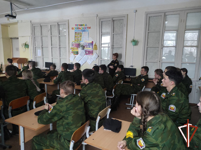 Росгвардейцы на Среднем Урале продолжают проводить профориентационные мероприятия со старшеклассниками школ региона