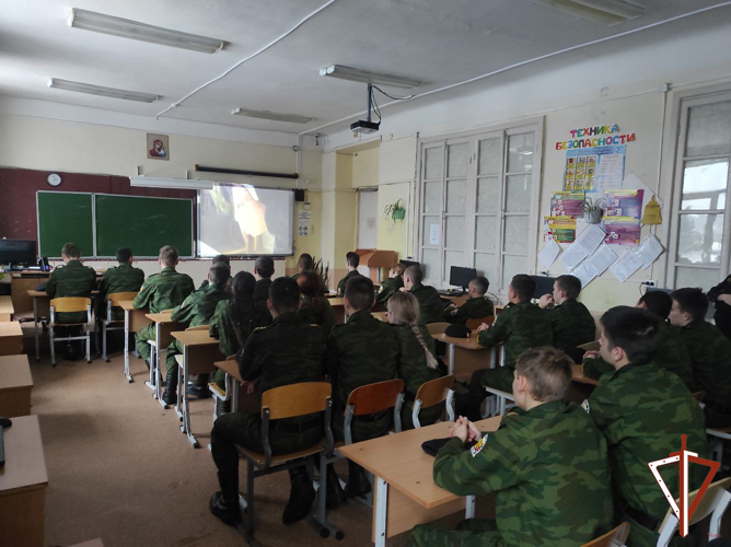 Росгвардейцы на Среднем Урале продолжают проводить профориентационные мероприятия со старшеклассниками школ региона
