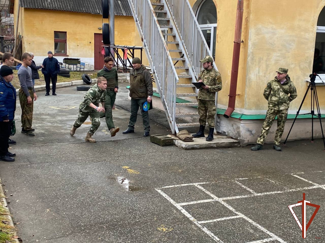 На Среднем Урале росгвардейцы провели для молодежи военизированную эстафету в память о ветеранах ведомства, погибших в зоне проведения СВО