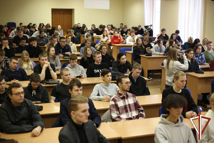 В Екатеринбурге росгвардейцы рассказали студентам  о службе в ведомстве