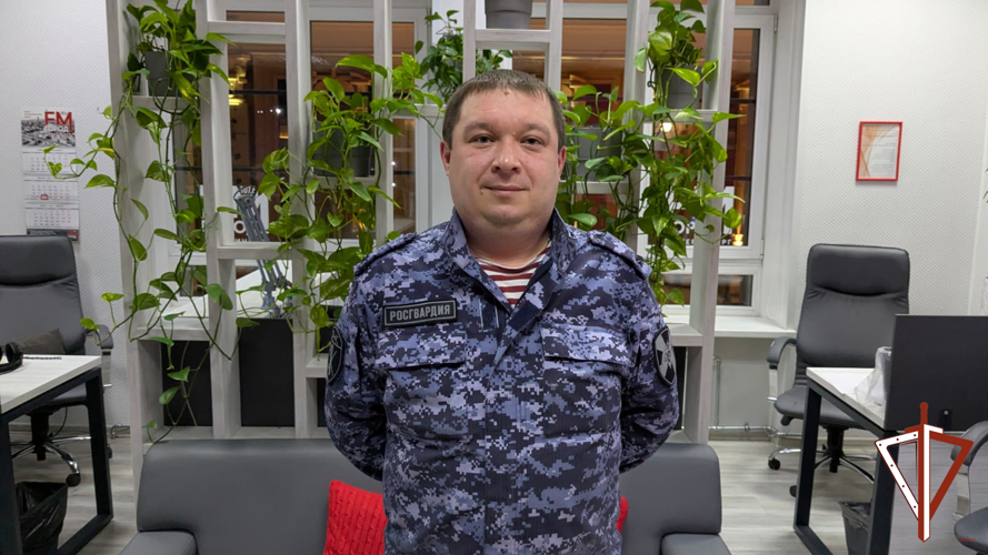 В Екатеринбурге сотрудник Росгвардии в рамках акции «Безопасный Новый год» принял участие в радиоэфире