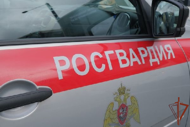 В Екатеринбурге росгвардейцы оказали содействие экстренным службам в тушении пожара жилого дома