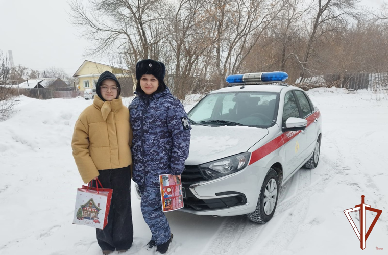 Росгвардейцы исполнили новогоднюю мечту юной жительницы Свердловской области