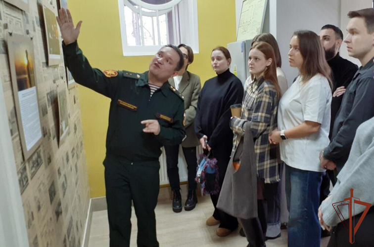 Студенты уральского университета посетили фотовыставку Росгвардии