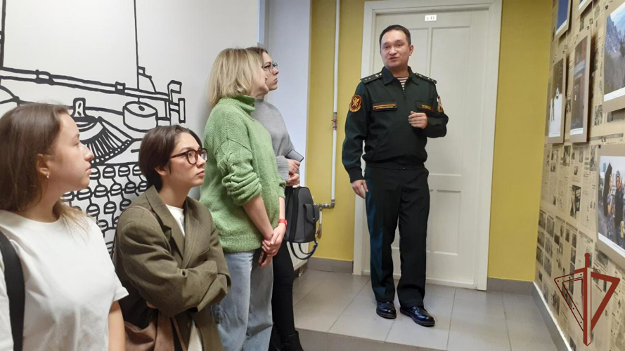 Студенты уральского университета посетили фотовыставку Росгвардии