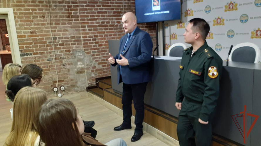 Студенты уральского университета посетили фотовыставку Росгвардии