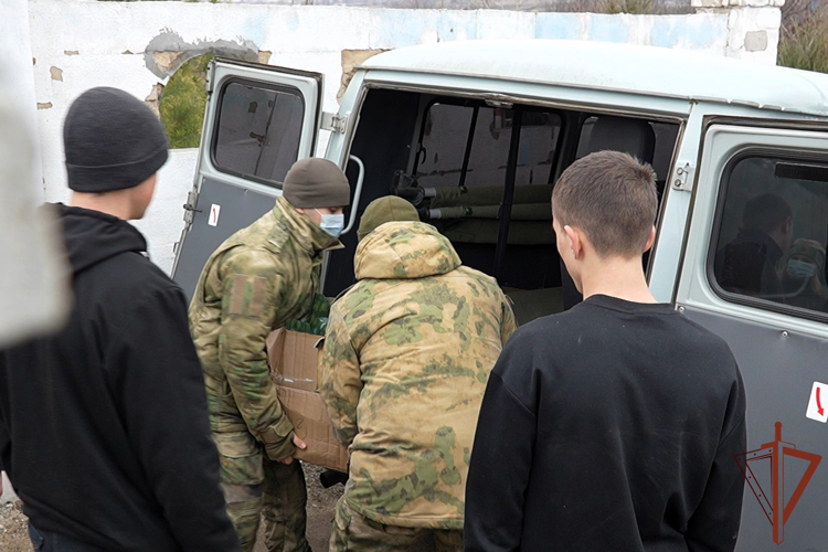 Военнослужащие Росгвардии передали подарки воспитанникам детского социального центра в Мариуполе (видео)
