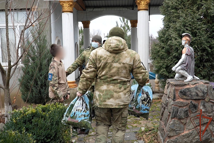 Военнослужащие Росгвардии передали подарки воспитанникам детского социального центра в Мариуполе (видео)