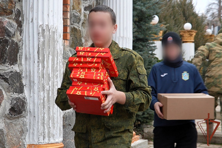 Военнослужащие Росгвардии передали подарки воспитанникам детского социального центра в Мариуполе (видео)