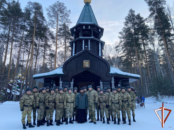 Военнослужащие по призыву Уральского округа Росгвардии посетили с экскурсией мужской монастырь в урочище Ганина Яма