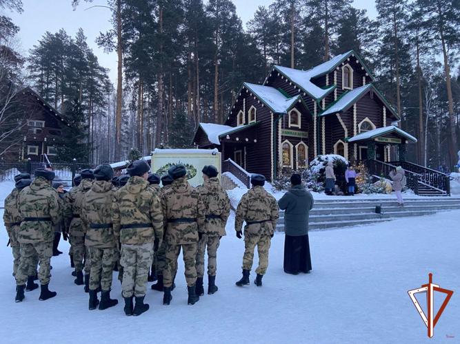 Военнослужащие по призыву Уральского округа Росгвардии посетили с экскурсией мужской монастырь в урочище Ганина Яма