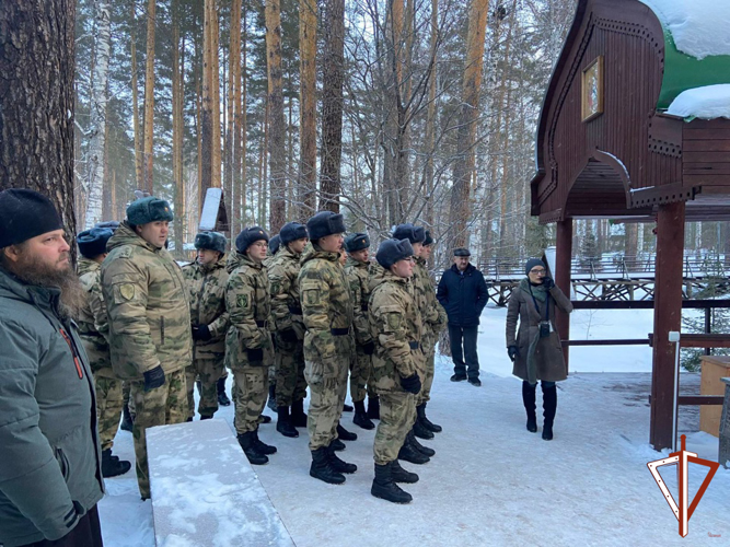 Военнослужащие по призыву Уральского округа Росгвардии посетили с экскурсией мужской монастырь в урочище Ганина Яма