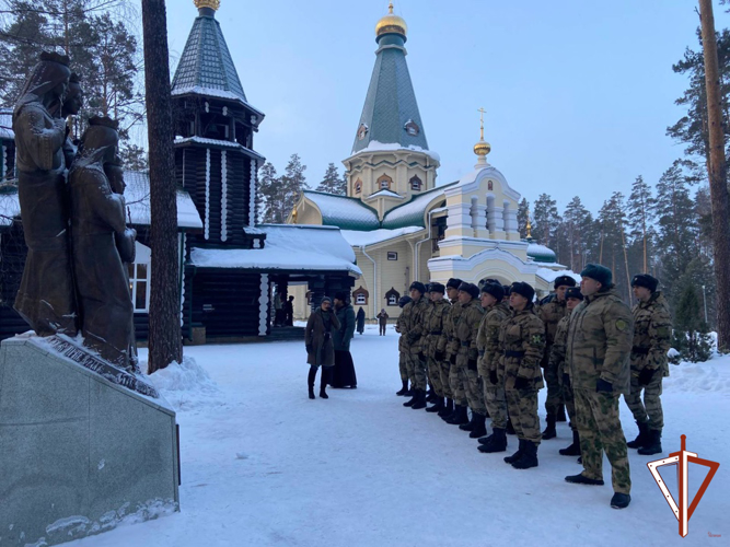 Военнослужащие по призыву Уральского округа Росгвардии посетили с экскурсией мужской монастырь в урочище Ганина Яма