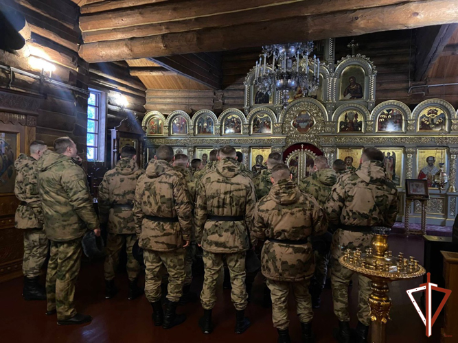 Военнослужащие по призыву Уральского округа Росгвардии посетили с экскурсией мужской монастырь в урочище Ганина Яма