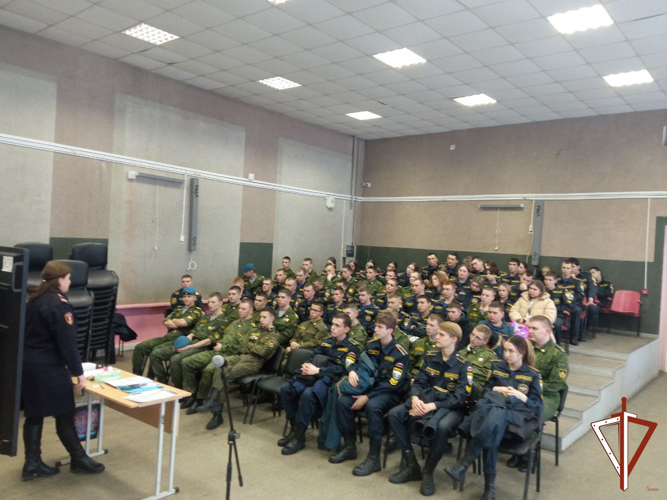 Росгвардейцы на Среднем Урале проводят уроки безопасности с учащимися региона