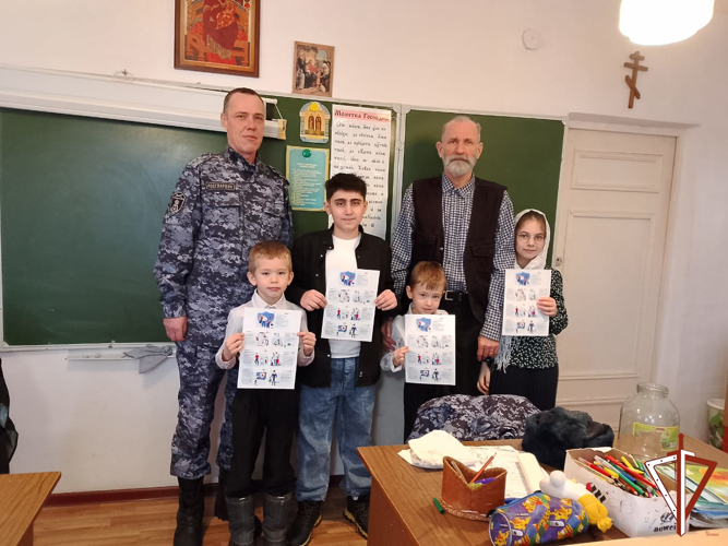 Росгвардейцы на Среднем Урале проводят уроки безопасности с учащимися региона