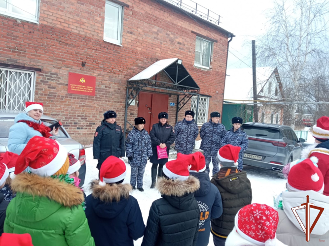 На Среднем Урале юные общественники поздравили росгвардейцев с новогодними и рождественскими праздниками