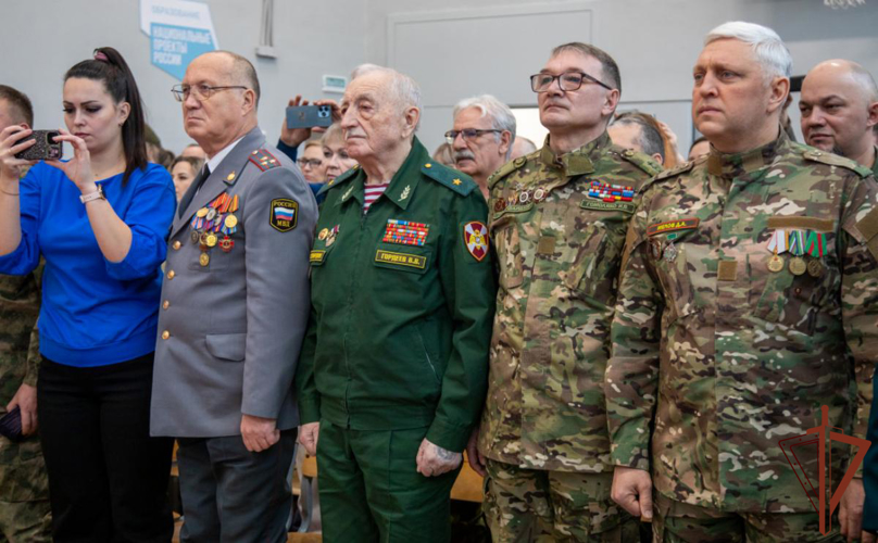 На Урале росгвардейцы поздравили школьников со вступлением в «Гвардейскую смену»