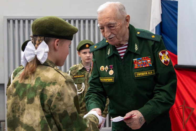 На Урале росгвардейцы поздравили школьников со вступлением в «Гвардейскую смену»