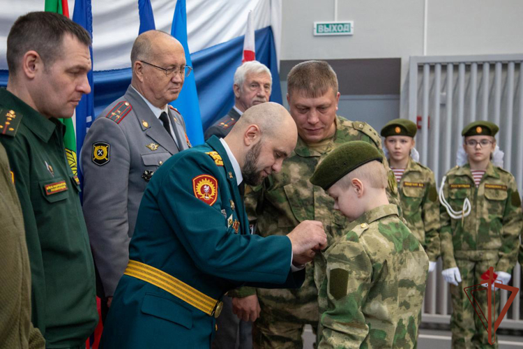 На Урале росгвардейцы поздравили школьников со вступлением в «Гвардейскую смену»