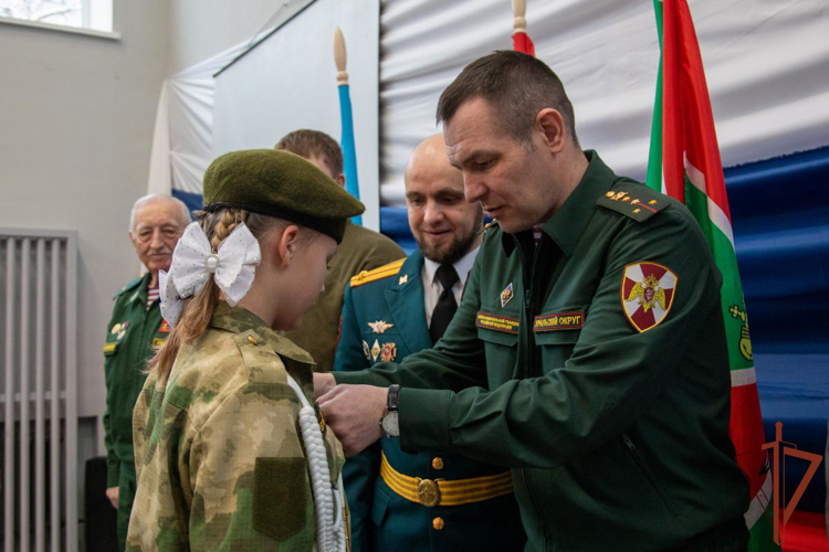 На Урале росгвардейцы поздравили школьников со вступлением в «Гвардейскую смену»