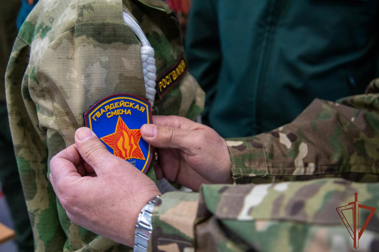На Урале росгвардейцы поздравили школьников со вступлением в «Гвардейскую смену»