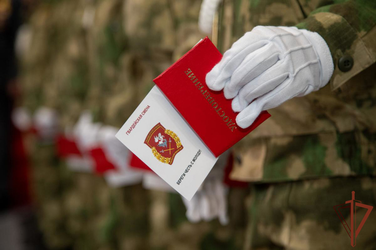 На Урале росгвардейцы поздравили школьников со вступлением в «Гвардейскую смену»